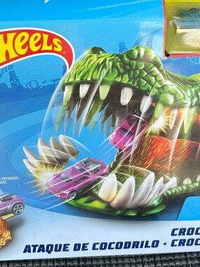 Hot Wheels Crocodile Attack Reptile Playset - Green